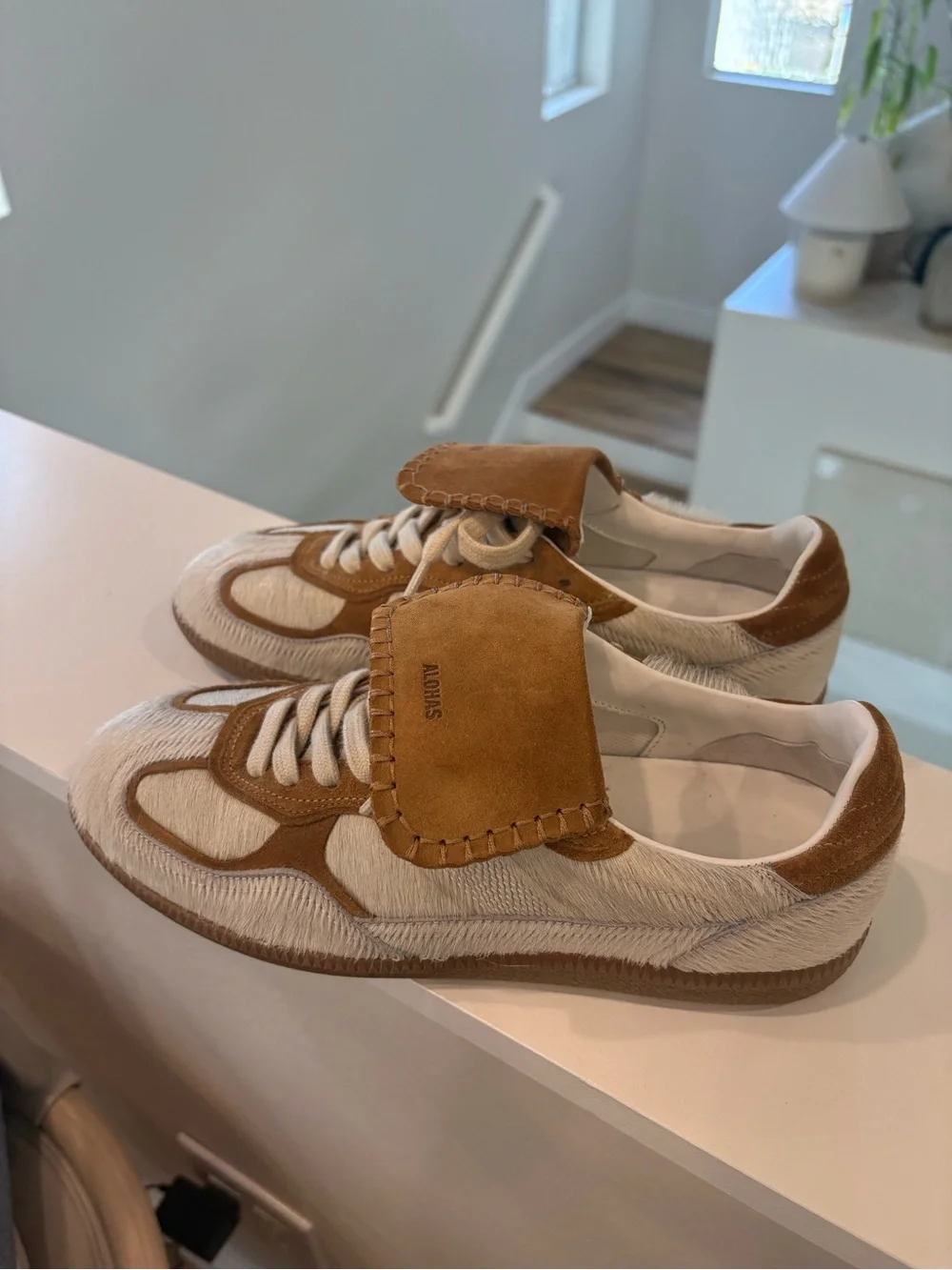 ALOHAS Kids White and Tan Suede Low-Top Sneakers with Gum Sole
